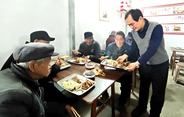 情暖腊八 爱润桑榆丁杰赴敬老院