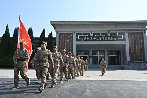 缅怀先烈志 铸牢强军魂--